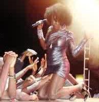 MADNESS: Female Singer Allows Fans To Touch Her Prívates On Stage (PICTURED)